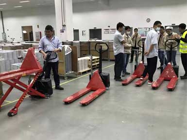 電動高升程搬運車交付使用，感謝廠家羅總親自跟客戶講解操作方法！